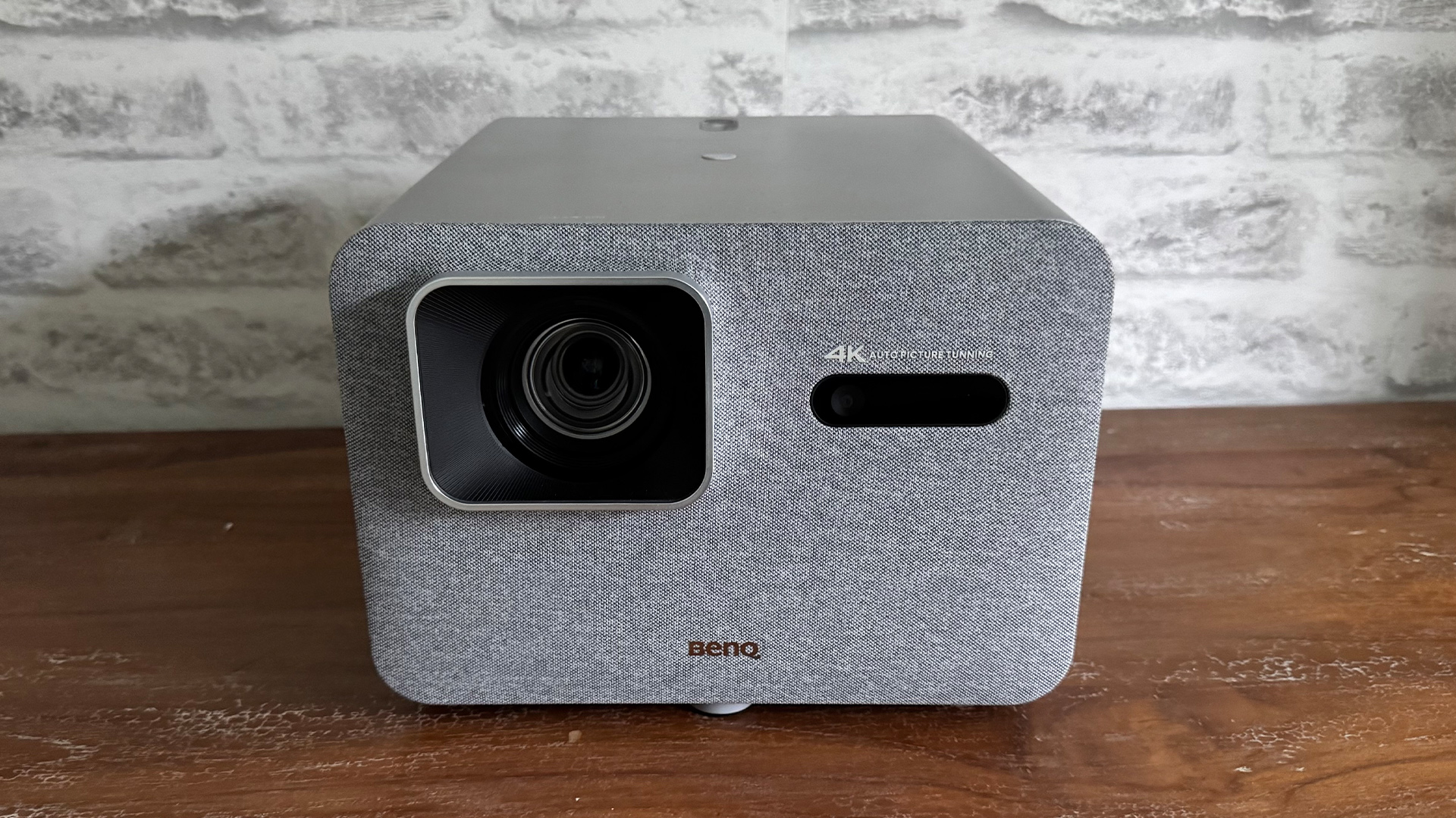 Обзор BenQ TK705i - сможет ли он обойти потрясающий Hisense M2 Pro? картинка Проектор BenQ TK705i удивил ярким HDR | DGL.RU