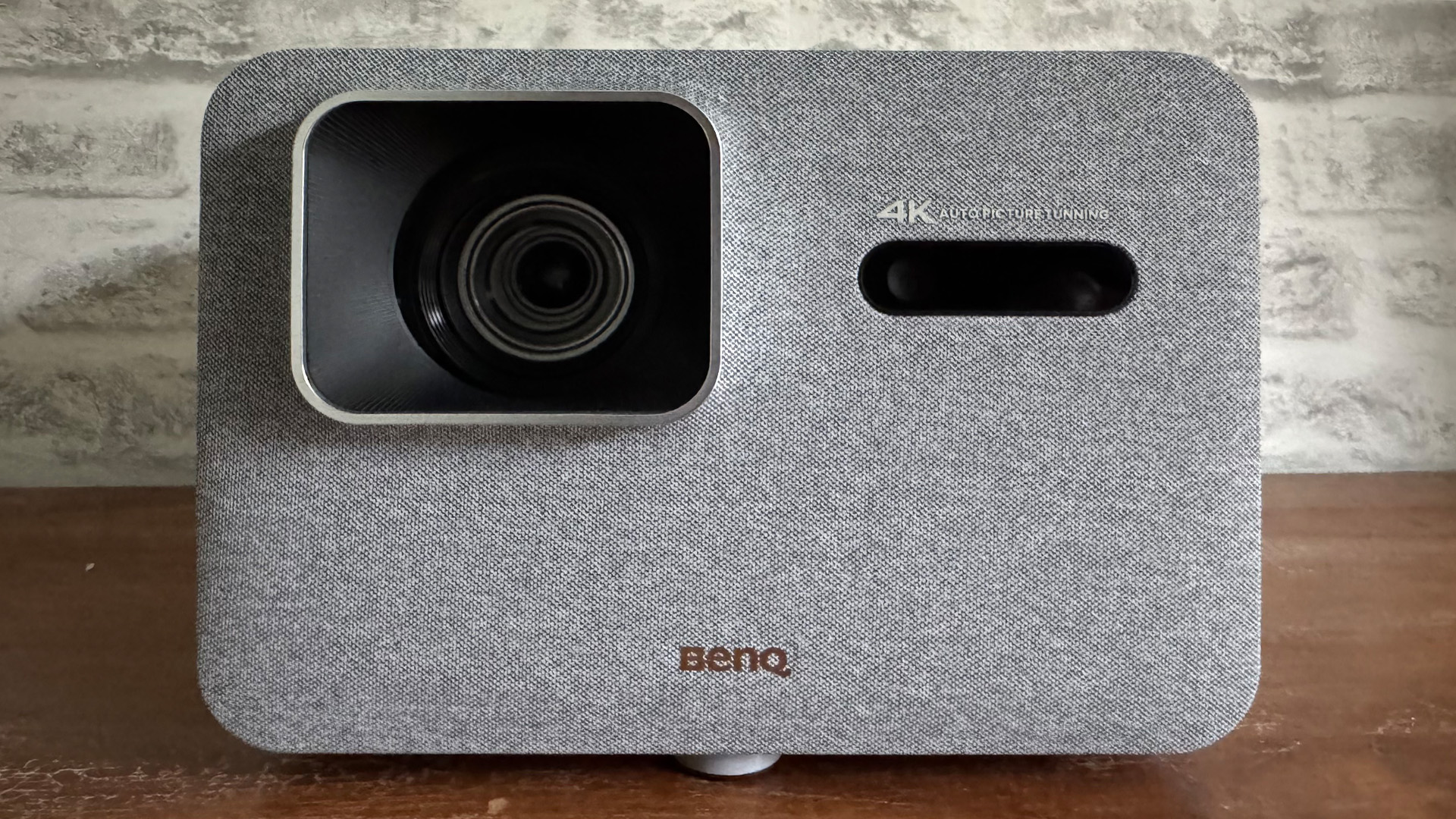 Обзор BenQ TK705i - сможет ли он обойти потрясающий Hisense M2 Pro? картинка Проектор BenQ TK705i удивил ярким HDR | DGL.RU