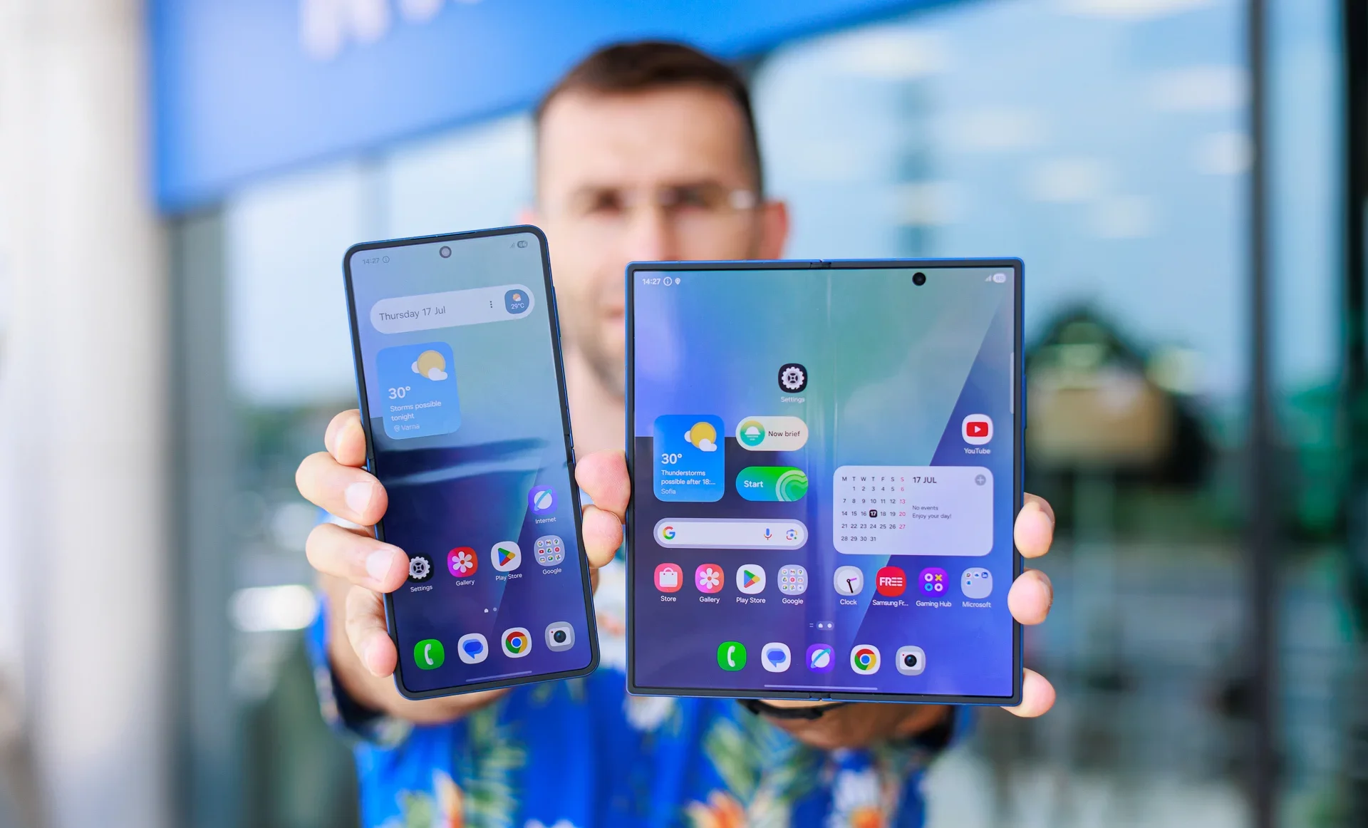 Samsung может убить линейку Galaxy Z Flip, но лучше бы ей скопировать идею у Huawei картинка Смартфон Samsung Galaxy Z Flip закроют? | DGL.RU