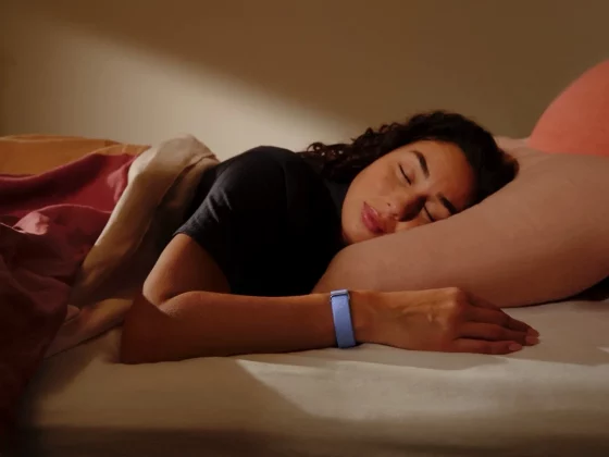 Фитнес-трекер Fitbit Air: гаджет без экрана | DGL.RU