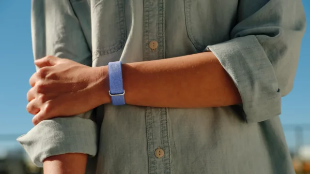 Фитнес-трекер Fitbit Air: гаджет без экрана | DGL.RU