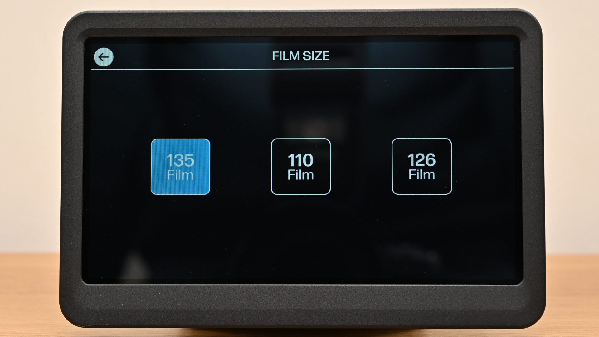 Обзор HP FilmScan - оцифровка негативов и слайдов в одно касание картинка Сканер HP FilmScan 7” упрощает оцифровку | DGL.RU