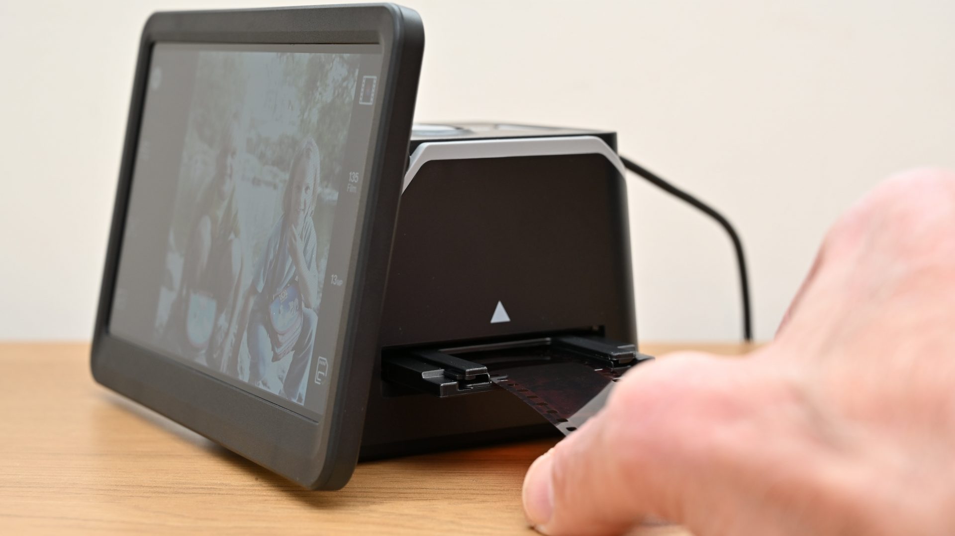Обзор HP FilmScan - оцифровка негативов и слайдов в одно касание картинка Сканер HP FilmScan 7” упрощает оцифровку | DGL.RU