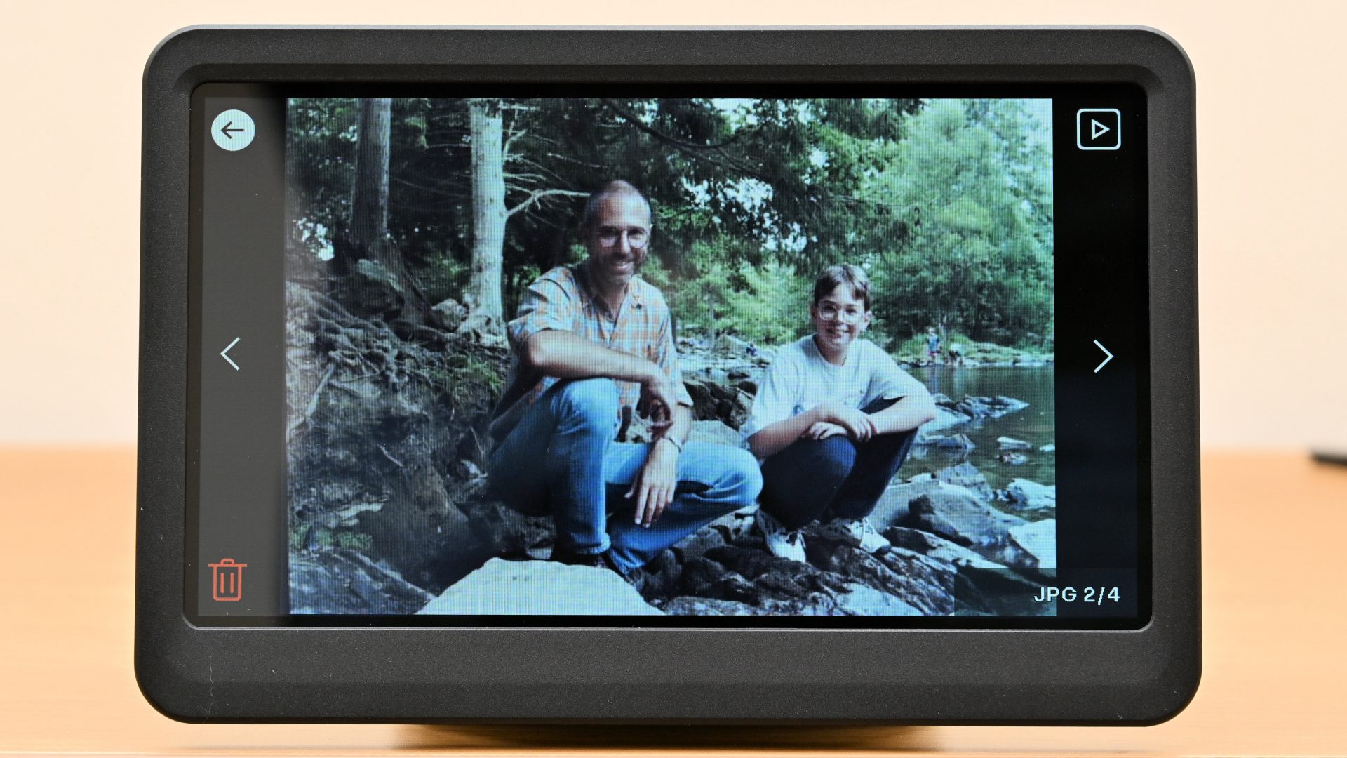 Обзор HP FilmScan - оцифровка негативов и слайдов в одно касание картинка Сканер HP FilmScan 7” упрощает оцифровку | DGL.RU