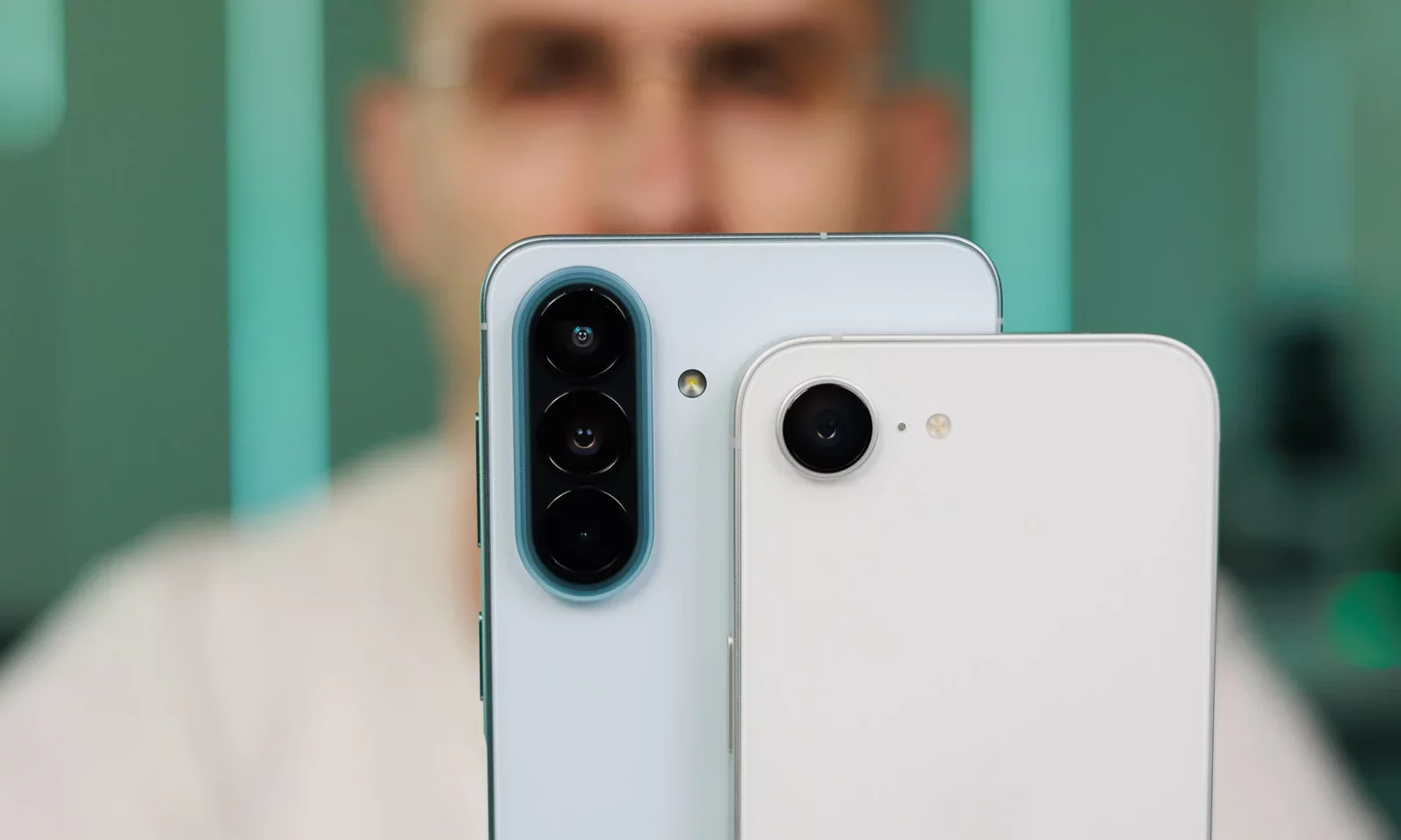 Galaxy A57 против iPhone 17e: Samsung преуспела в дизайне, но Apple лидирует в важной области картинка Смартфон Galaxy A57 удивил в битве с iPhone 17e | DGL.RU