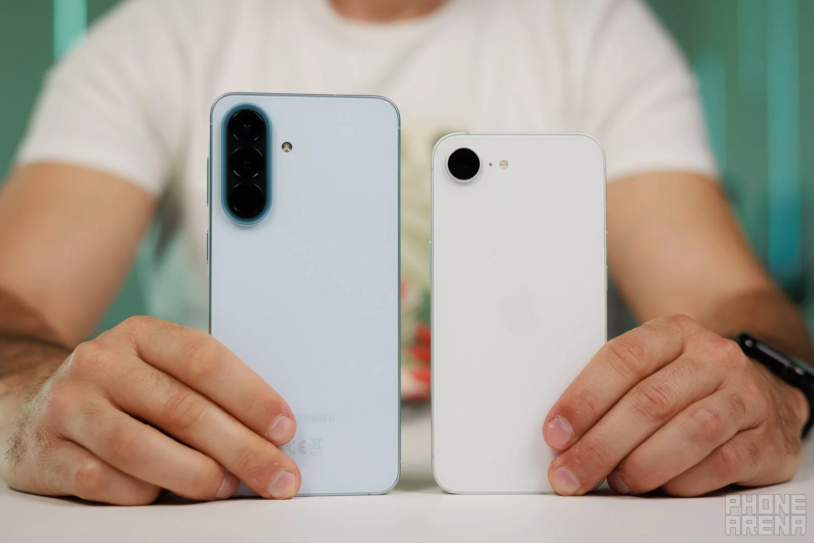 Galaxy A57 против iPhone 17e: Samsung преуспела в дизайне, но Apple лидирует в важной области картинка Смартфон Galaxy A57 удивил в битве с iPhone 17e | DGL.RU