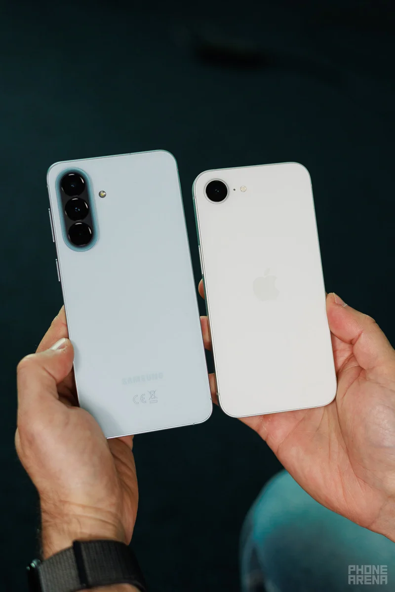 Galaxy A57 против iPhone 17e: Samsung преуспела в дизайне, но Apple лидирует в важной области картинка Смартфон Galaxy A57 удивил в битве с iPhone 17e | DGL.RU