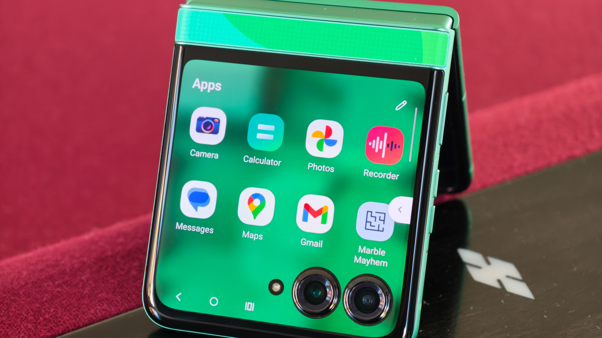 Обзор Motorola Razr 2025 FIFA World Cup edition — лимитированная серия раскладных смартфонов, которую стоит купить картинка Смартфон Motorola Razr 2025 FIFA Edition | DGL.RU