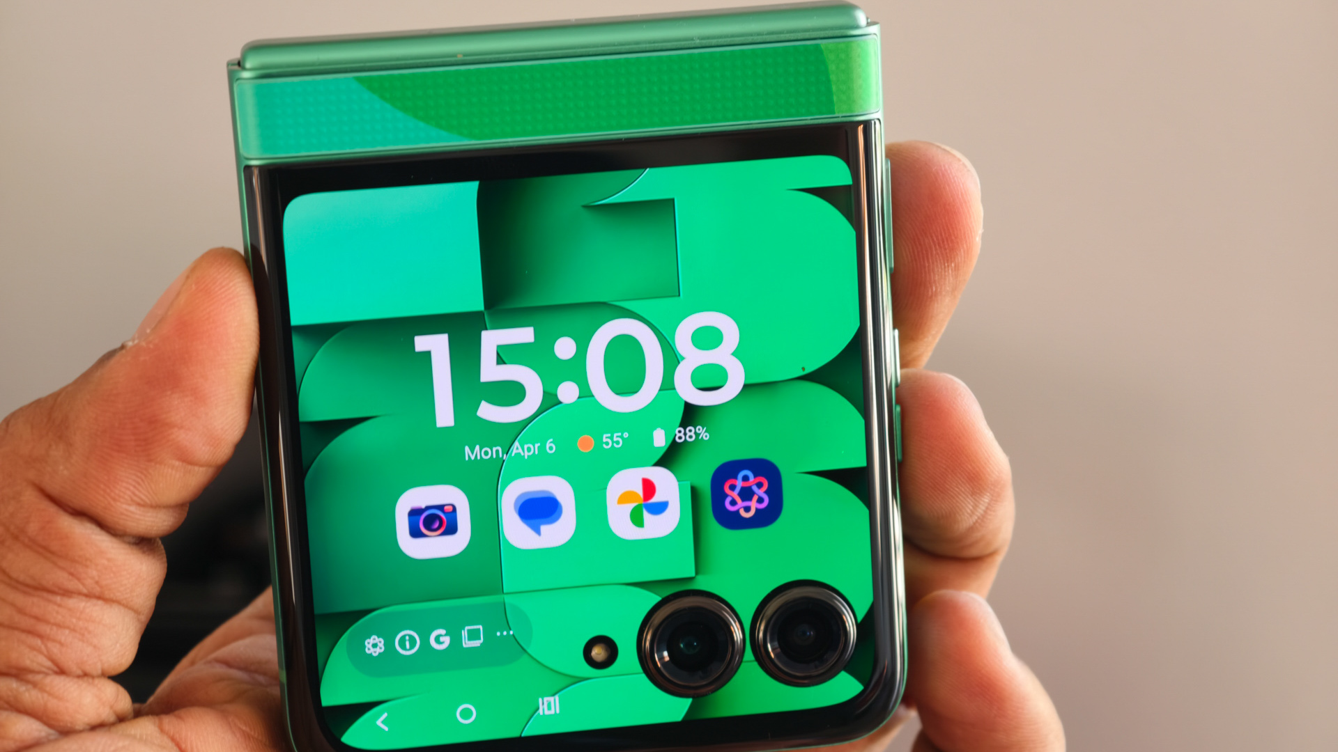 Обзор Motorola Razr 2025 FIFA World Cup edition — лимитированная серия раскладных смартфонов, которую стоит купить картинка Смартфон Motorola Razr 2025 FIFA Edition | DGL.RU