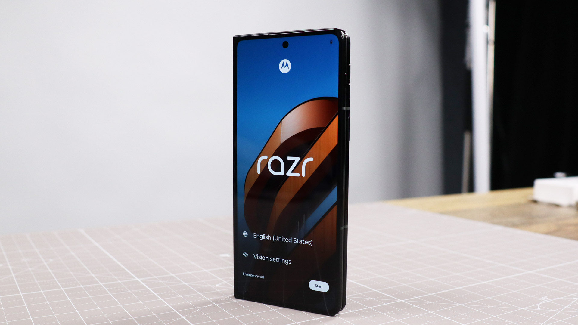 Смартфон Motorola Razr Fold: всё об экране | DGL.RU