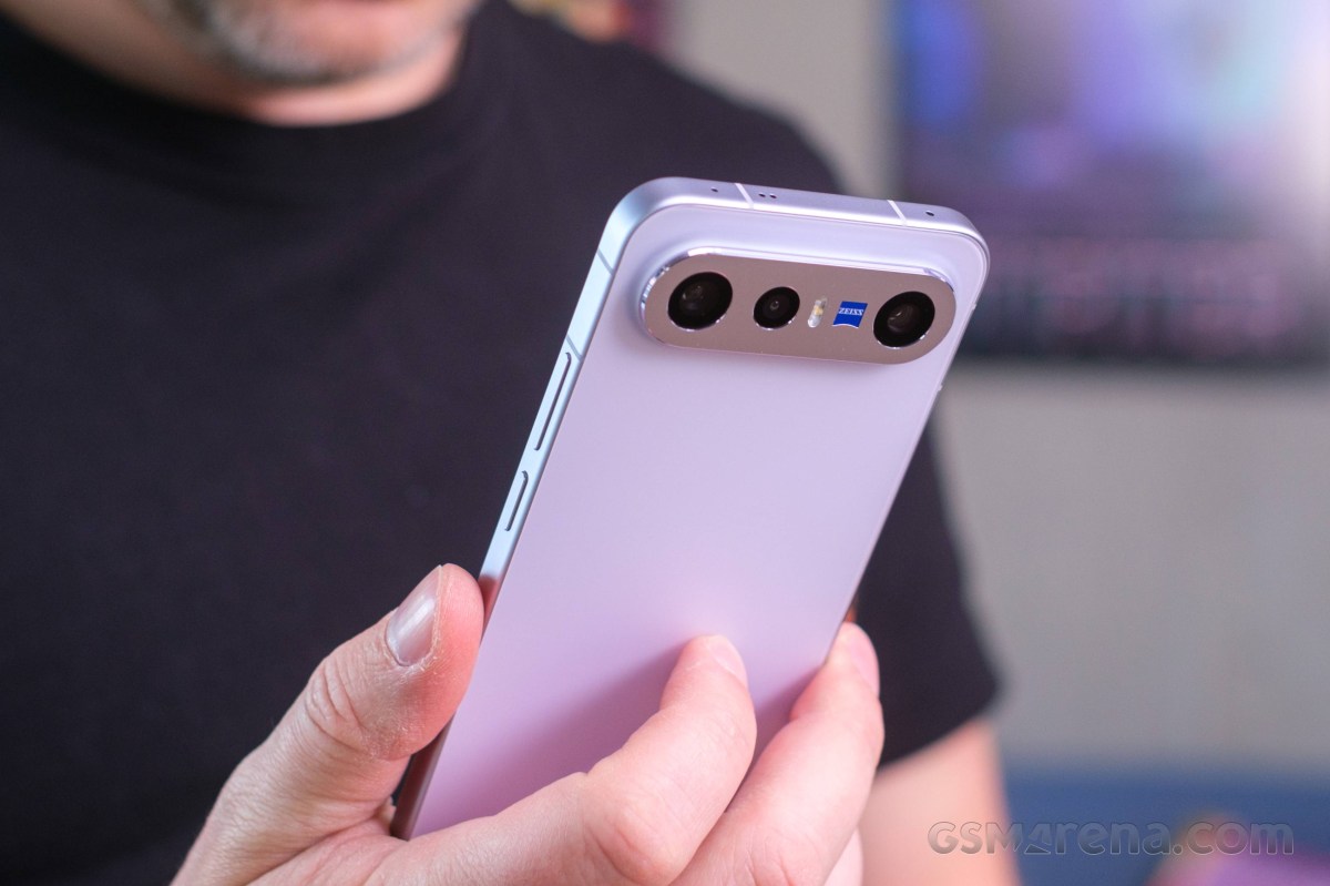Обзор vivo X300 FE: ставка на повседневный комфорт картинка Смартфон vivo X300 FE удивил камерами ZEISS | DGL.RU