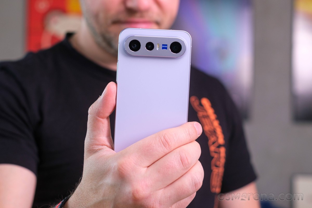 Обзор vivo X300 FE: ставка на повседневный комфорт картинка Смартфон vivo X300 FE удивил камерами ZEISS | DGL.RU