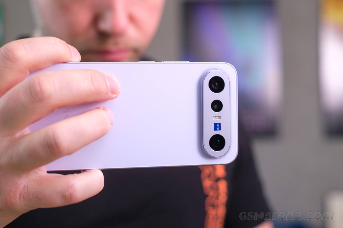 Обзор vivo X300 FE: ставка на повседневный комфорт картинка Смартфон vivo X300 FE удивил камерами ZEISS | DGL.RU