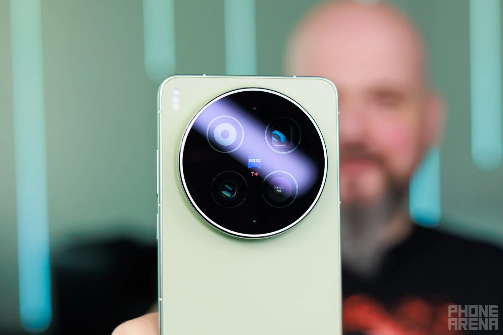 Обзор vivo X300 Ultra - фанатам мобильной фотографии посвящается картинка Смартфон vivo X300 Ultra: ставка на камеру 200 Мп | DGL.RU