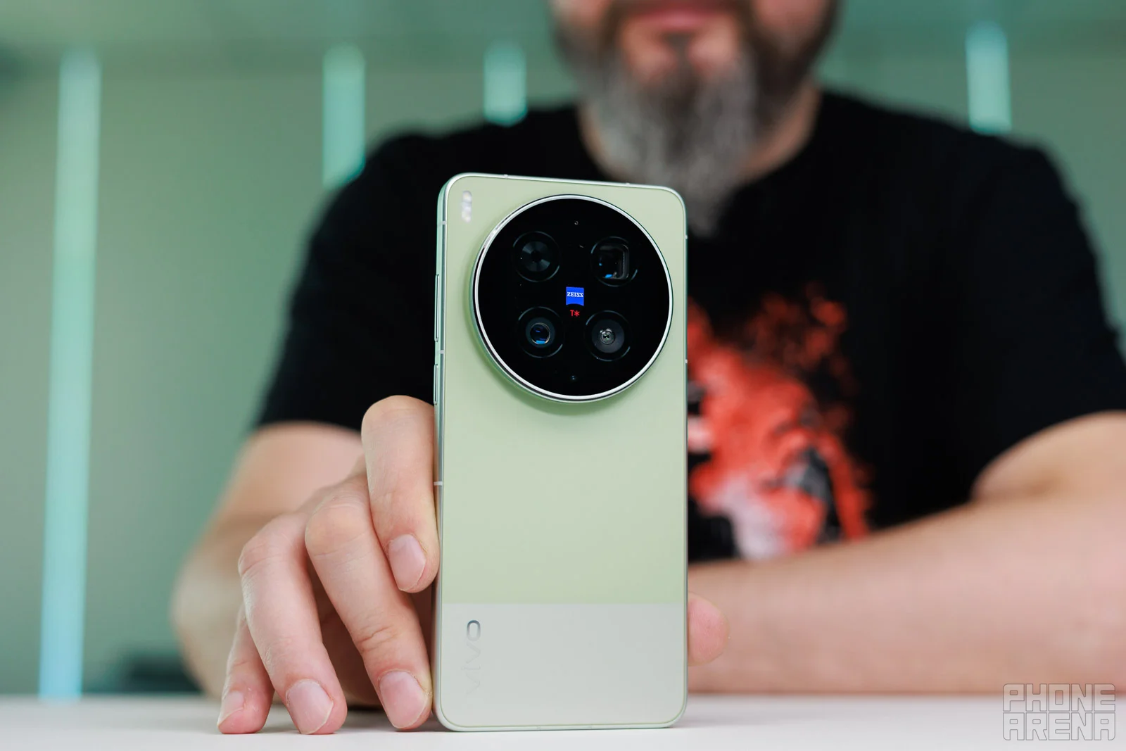 Обзор vivo X300 Ultra - фанатам мобильной фотографии посвящается картинка Смартфон vivo X300 Ultra: ставка на камеру 200 Мп | DGL.RU
