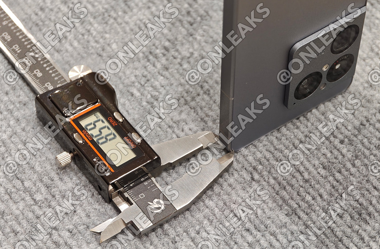 Sony поймали на обмане: реальные габариты флагмана не сходятся с рекламой картинка Sony поймали на обмане: реальные габариты флагмана не сходятся с рекламой фото