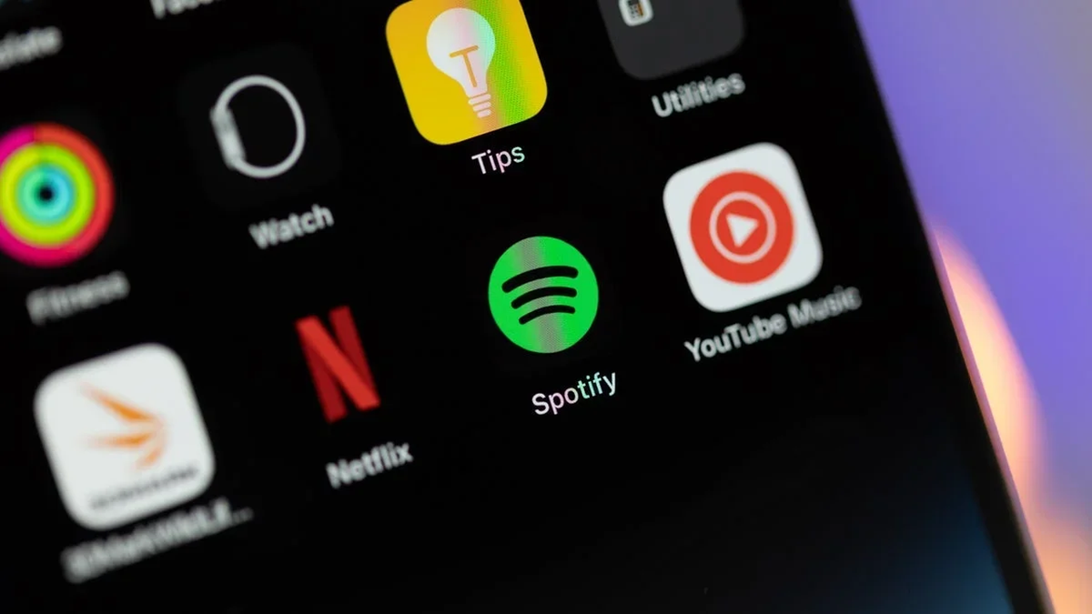 Свежий баг в Spotify ломает CarPlay: черный экран и хаос в плейлистах