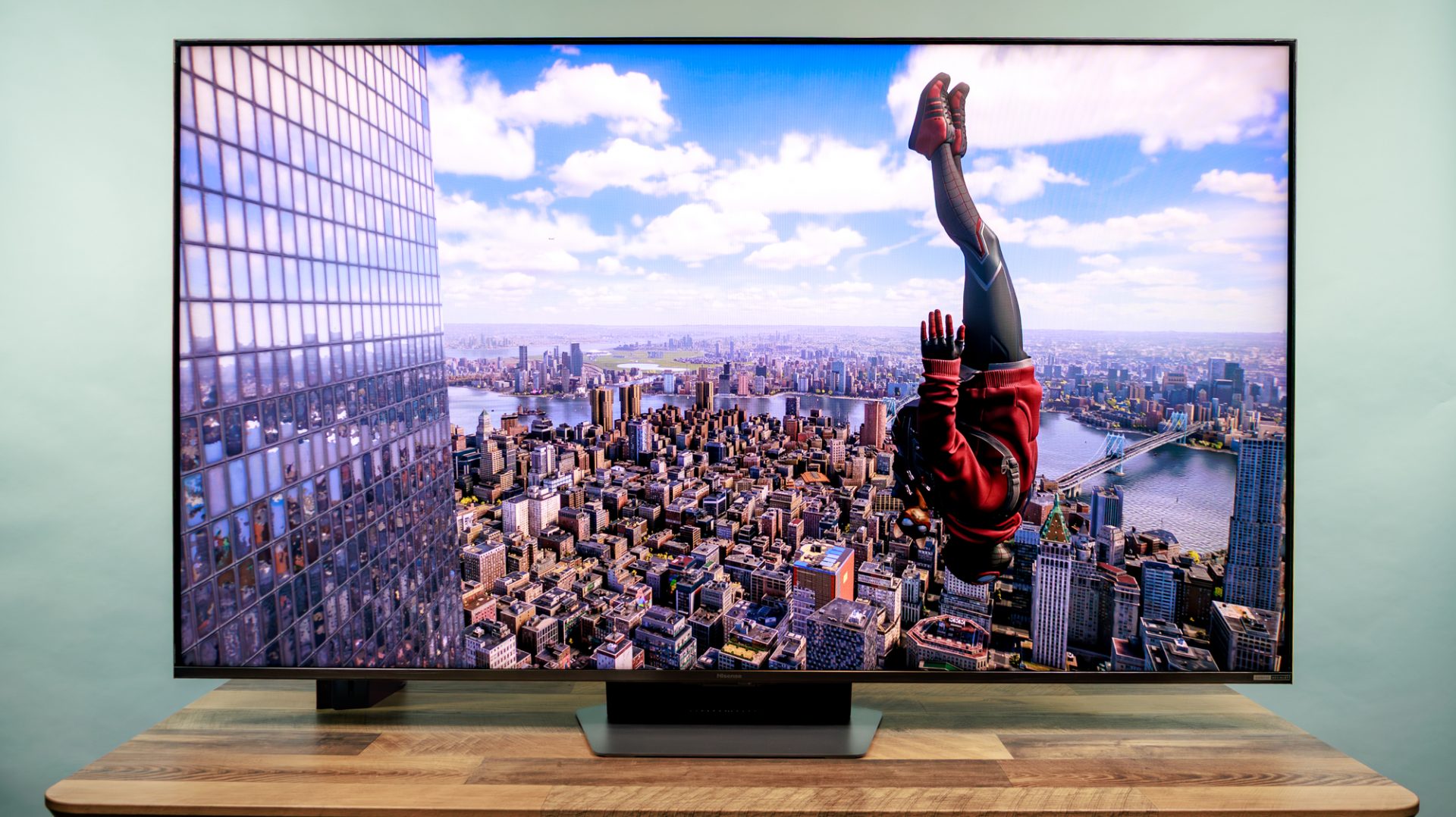 Обзор Hisense UR9 - он очень впечатляет, но стал ли он убийцей OLED? картинка Телевизор Hisense UR9 RGB Mini LED тест 2026 | DGL.RU