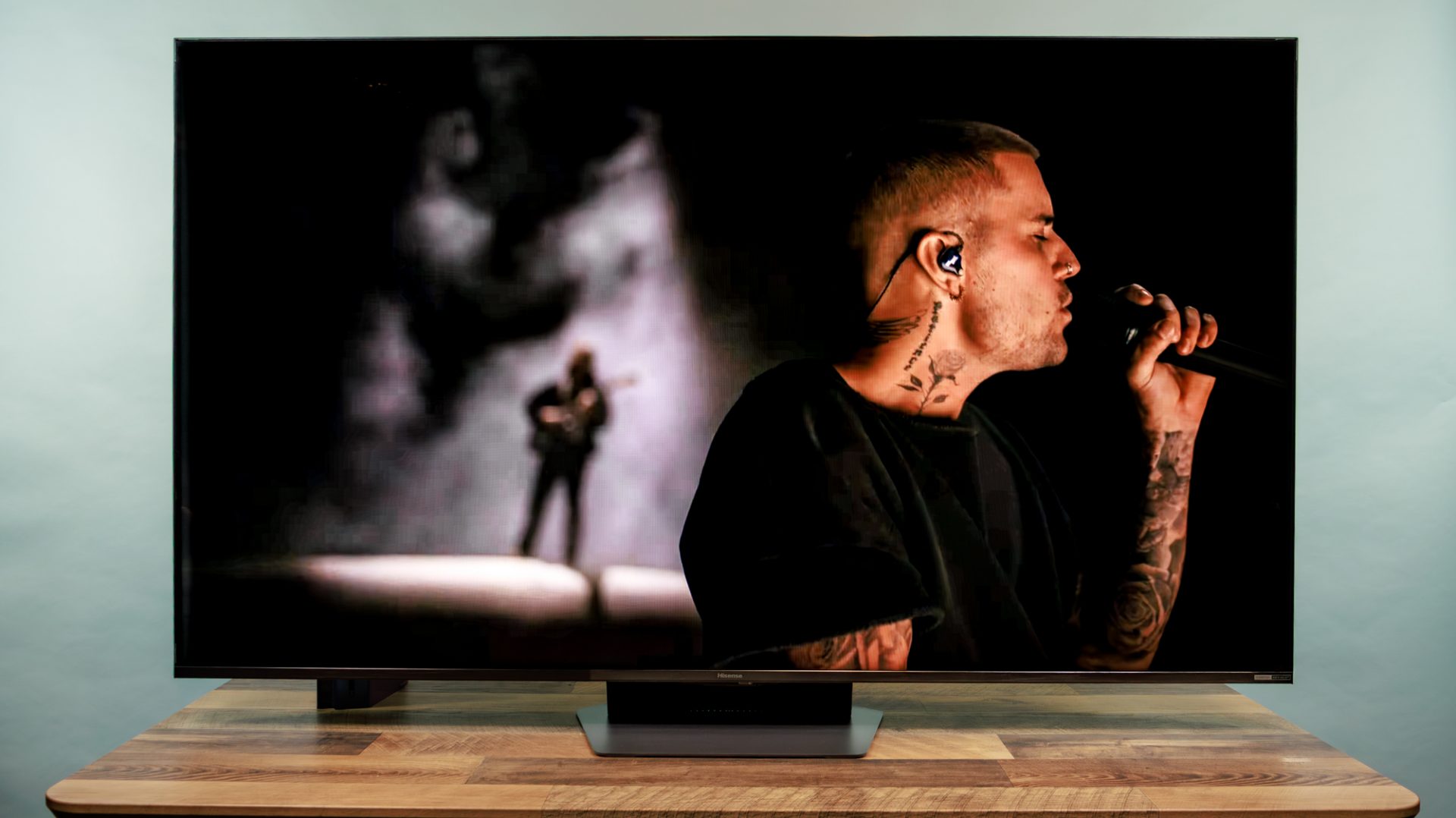 Обзор Hisense UR9 - он очень впечатляет, но стал ли он убийцей OLED? картинка Телевизор Hisense UR9 RGB Mini LED тест 2026 | DGL.RU