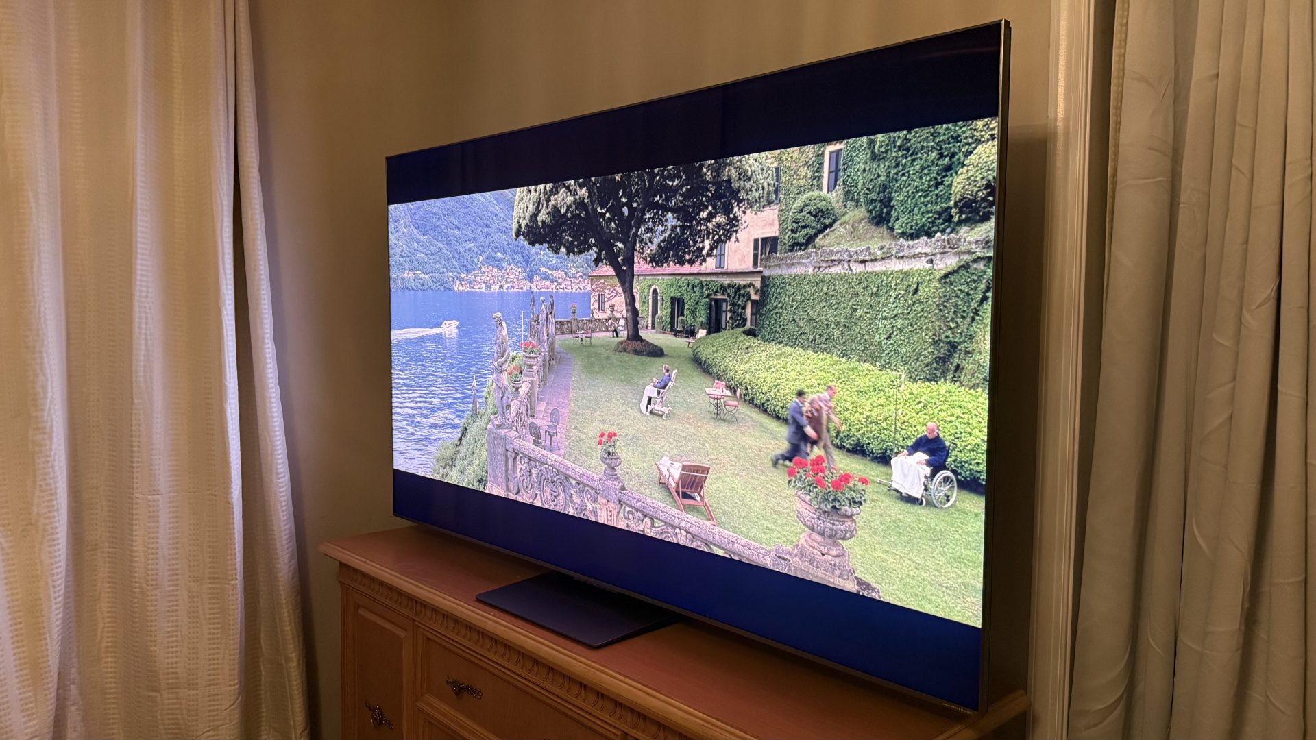 Обзор TCL QM8L и технологии SQD mini-LED — это потрясающий телевизор картинка Телевизор TCL QM8L удивил яркостью | DGL.RU