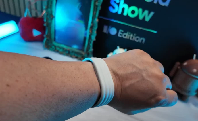 Google Fitbit Air: кому нужен трекер без экрана | DGL.RU