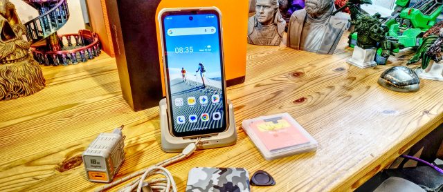 01_I tested the RugOne Xever 8 - an extremely rugged phone with a replaceable batte Обзор RugOne Xever 8 — легкий смартфон с защитой от всего