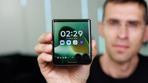 Обзор Motorola Razr Plus 2026 — сложный поиск компромисса