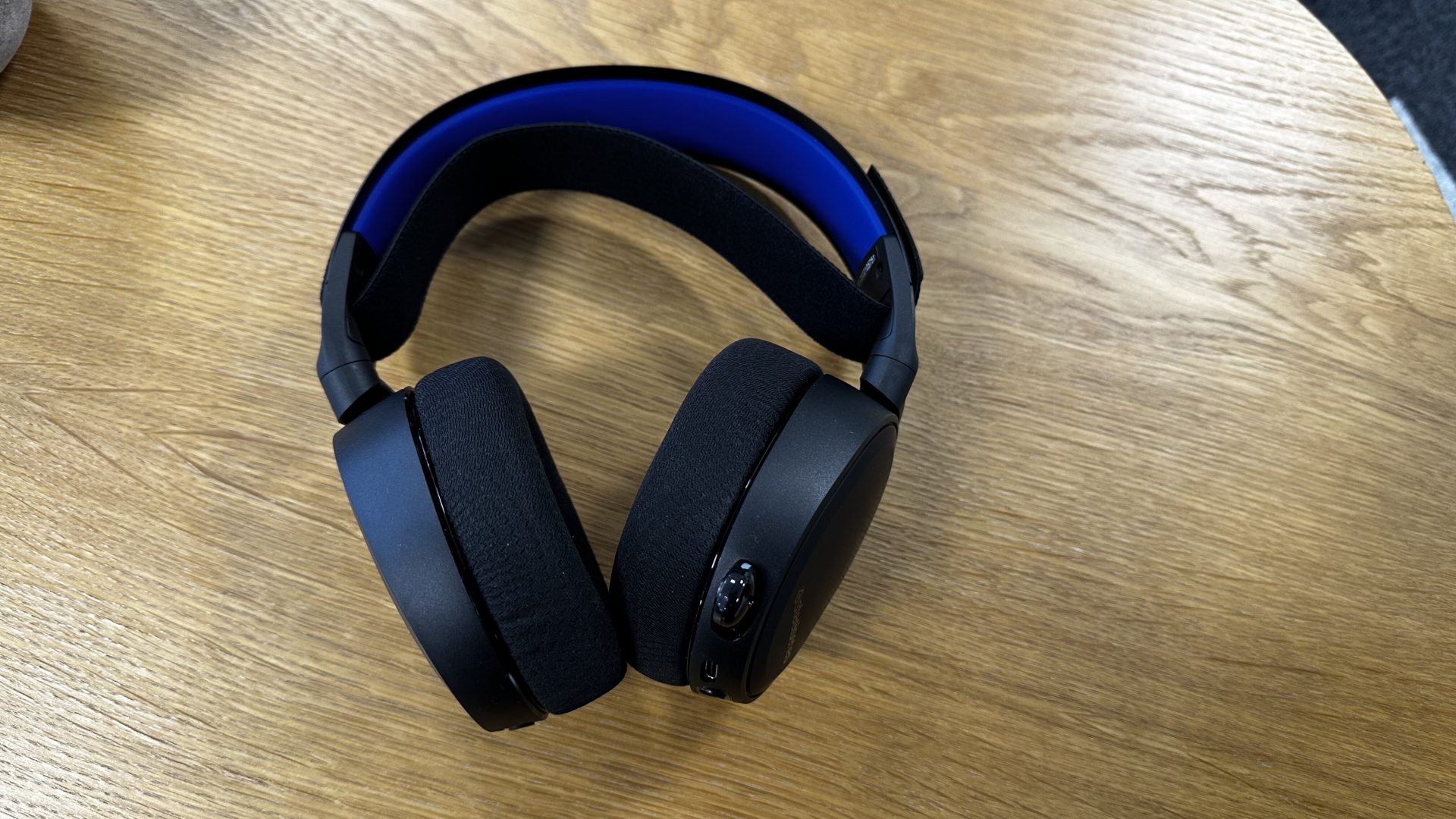 Обзор SteelSeries Arctis 7P+ — лучшая гарнитура для PS5 картинка SteelSeries Arctis 7P+