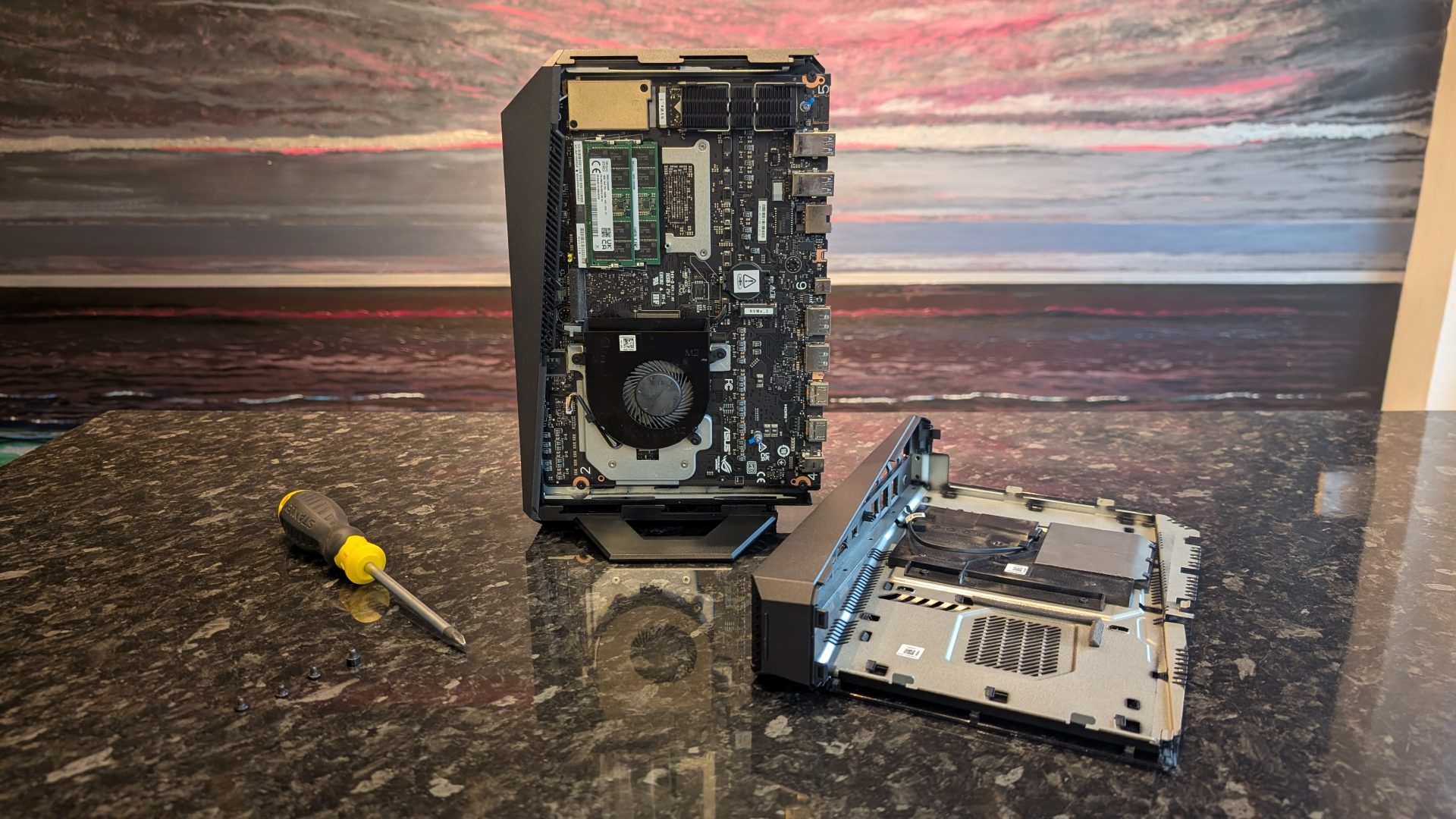 Обзор Asus ROG NUC (2025) — мощный игровой мини-компьютер картинка Asus ROG NUC