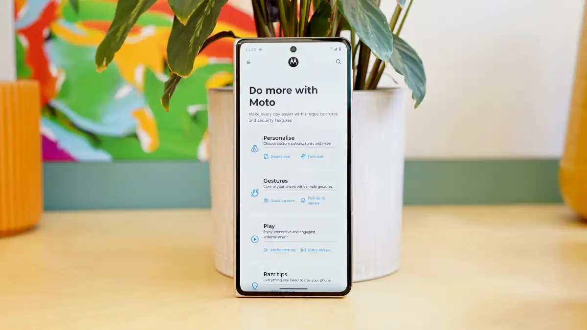 Обзор Motorola Razr Fold — премиальный складной смартфон картинка Motorola Razr Fold