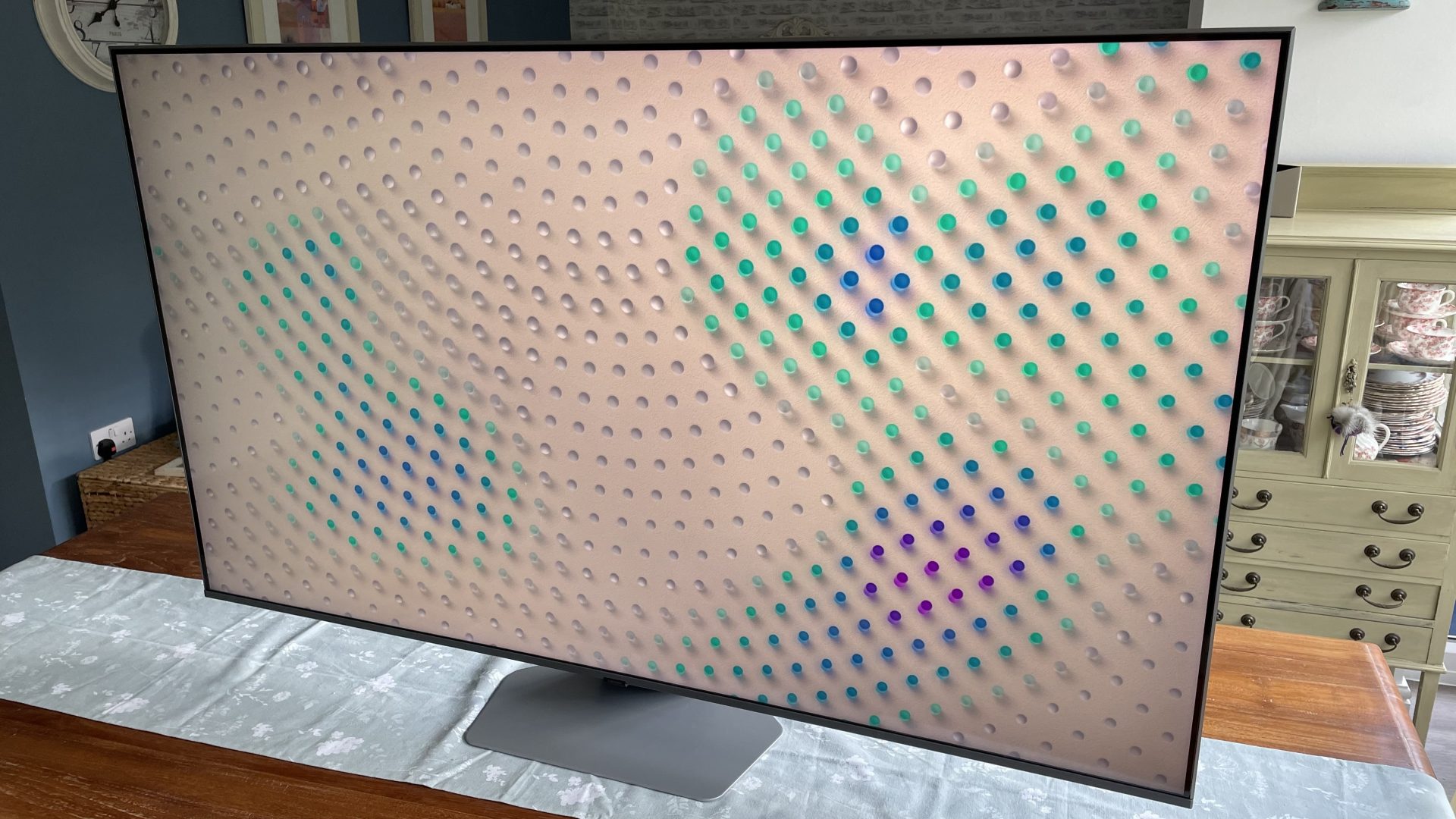 Обзор Samsung Q80D: шикарный звук и потрясающий контраст картинка Samsung Q80D