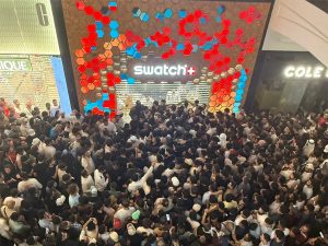 Безумие в бутиках и слезоточивый газ: пластиковые карманные часы Swatch x Audemars Piguet перепродают втридорога