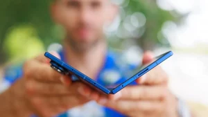 Грязные игры на гибком рынке: почему Samsung испугалась складного iPhone и пошла на демпинг