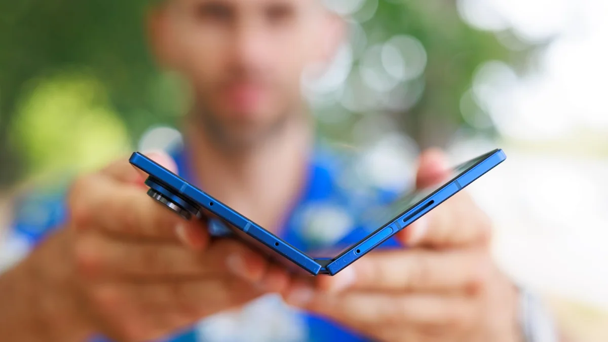 Грязные игры на гибком рынке: почему Samsung испугалась складного iPhone и пошла на демпинг