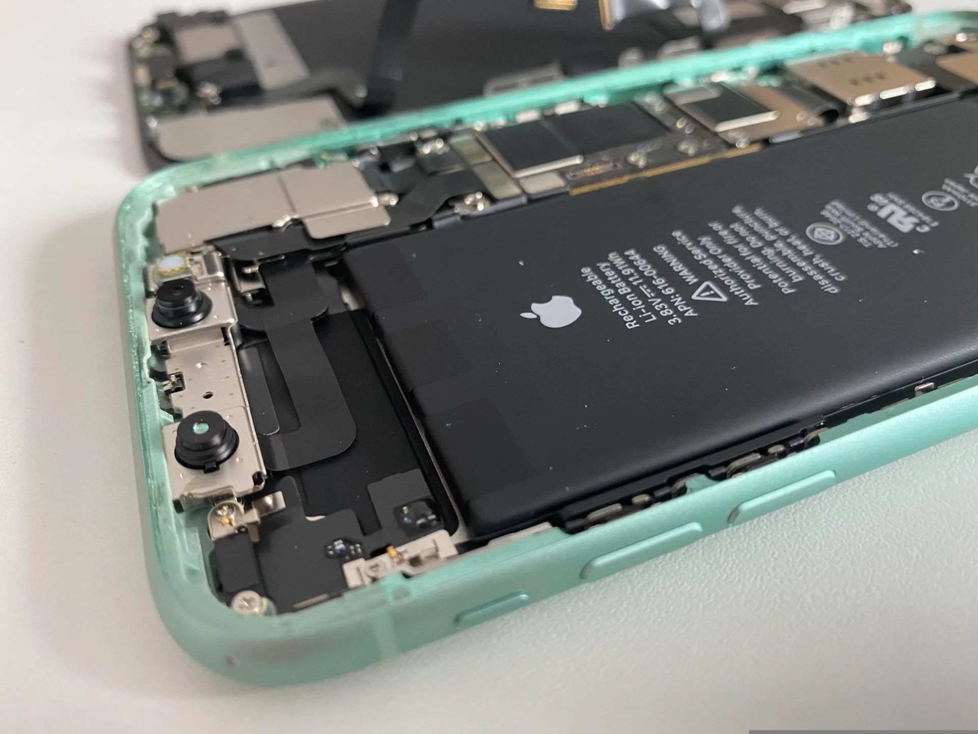 Все смартфоны получат съемный аккумулятор к 2027 году. Кроме вашего iPhone. Почему Apple опять против?