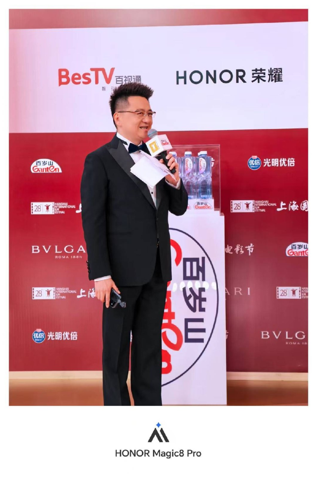 Звездный дебют: Honor Robot захватил Шанхайский кинофестиваль картинка Смартфон Honor Robot был представлен на Шанхайском международном кинофестивале