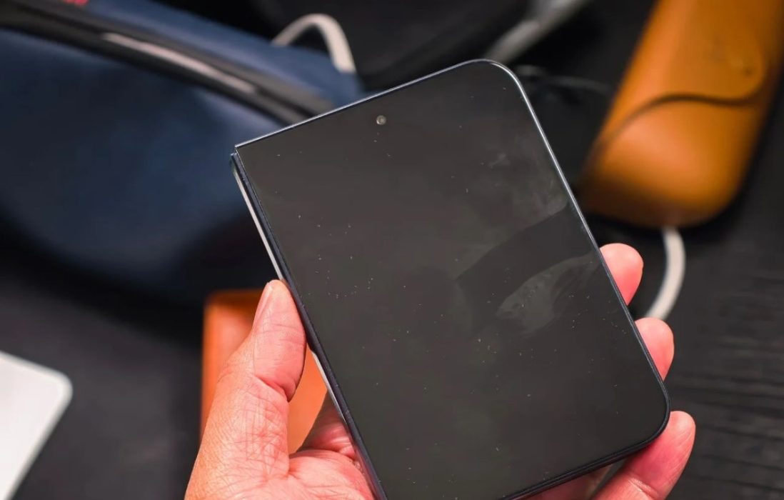 Складной iPhone Ultra в черном: тьма, которая сложит пополам ваши представления о дизайне картинка Складной iPhone Ultra в черном: Тьма, которая сложит пополам ваши представления о дизайне