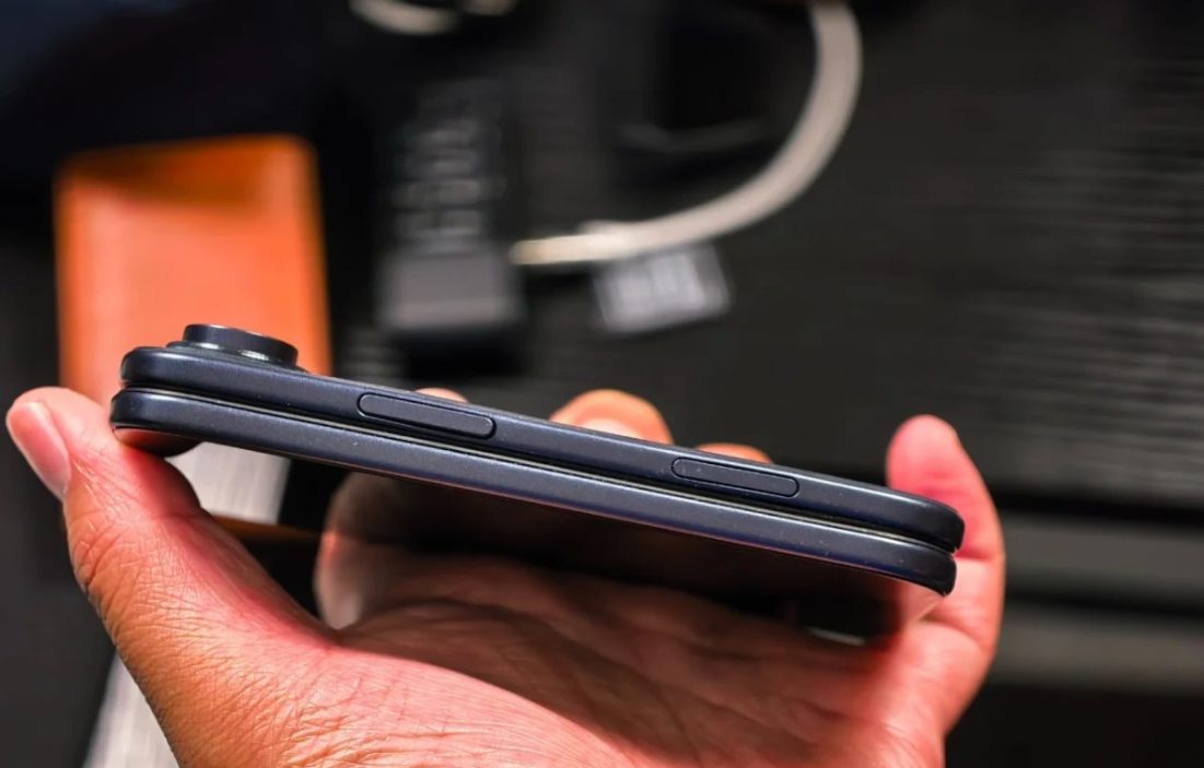 Складной iPhone Ultra в черном: тьма, которая сложит пополам ваши представления о дизайне картинка Складной iPhone Ultra в черном: Тьма, которая сложит пополам ваши представления о дизайне
