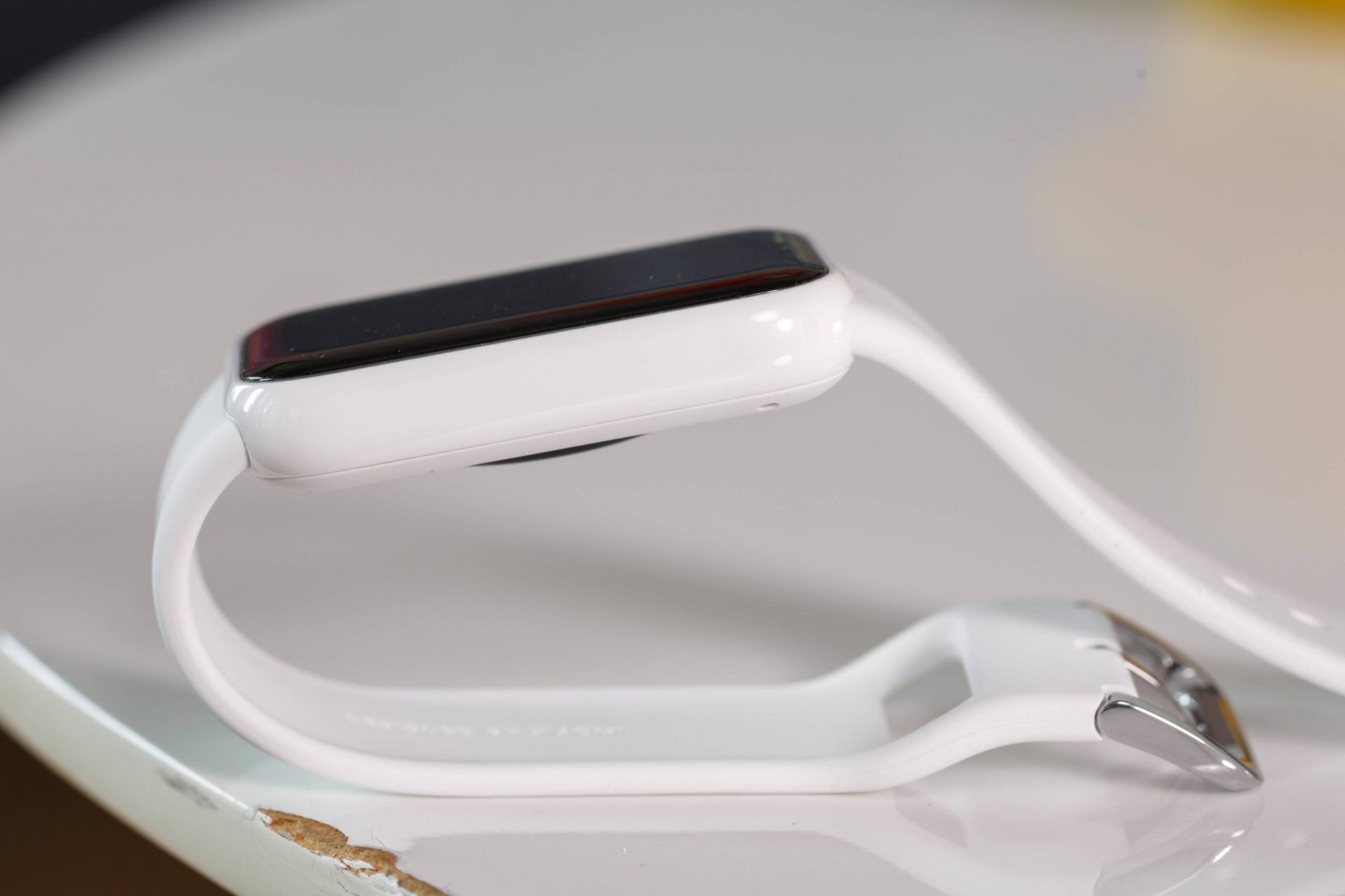 Керамический корпус и экран на 2000 нит: чем удивляет фитнес-браслет Xiaomi Smart Band 10 Pro картинка Xiaomi Smart Band 10 Pro: плюсы, минусы, советы | DGL.RU