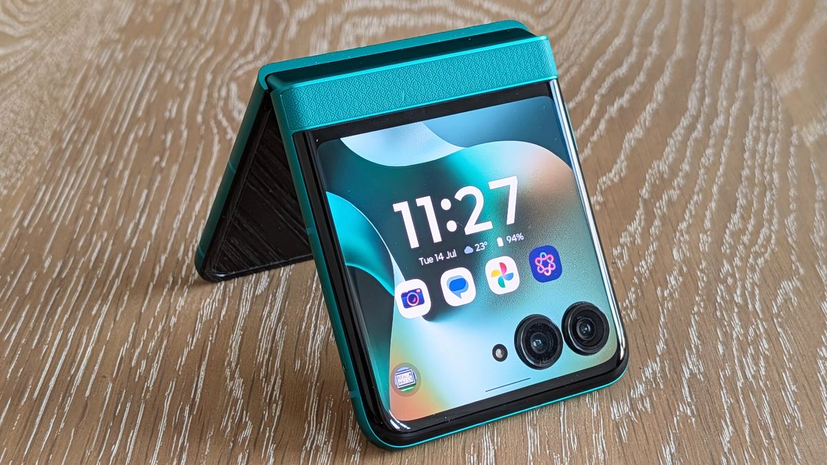 Обзор Motorola Razr Plus 2026 — сложный поиск компромисса картинка Обзор Motorola Razr Plus 2026 — новинка | DGL.RU