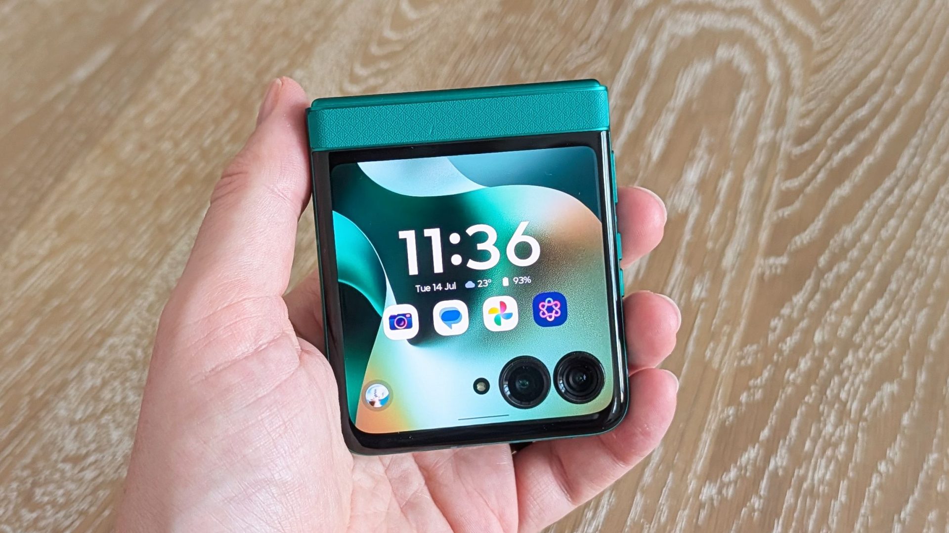 Обзор Motorola Razr Plus 2026 — сложный поиск компромисса картинка Обзор Motorola Razr Plus 2026 — новинка | DGL.RU