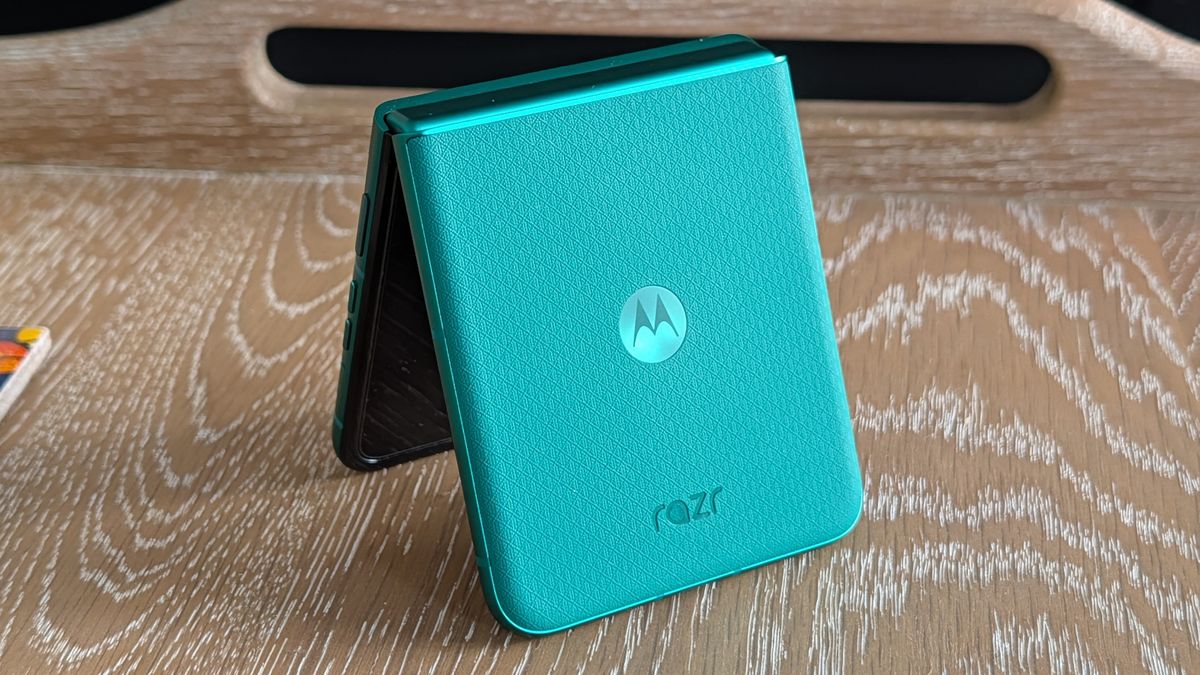 Обзор Motorola Razr Plus 2026 — сложный поиск компромисса картинка Обзор Motorola Razr Plus 2026 — новинка | DGL.RU