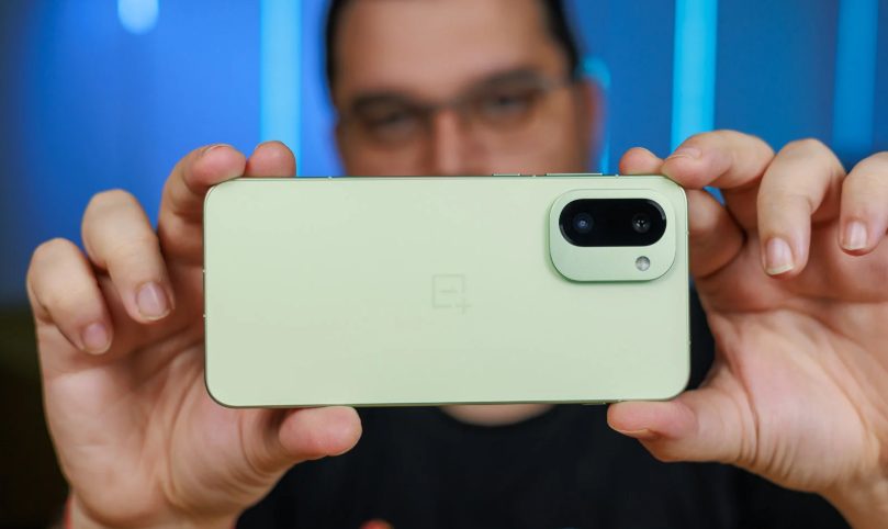 Абсолютный хит или признание ошибок? OnePlus внезапно обновила свой лучший флагман картинка OnePlus 15R получил новую версию, которая избавляет его от единственного недостатка — низкой производительности.