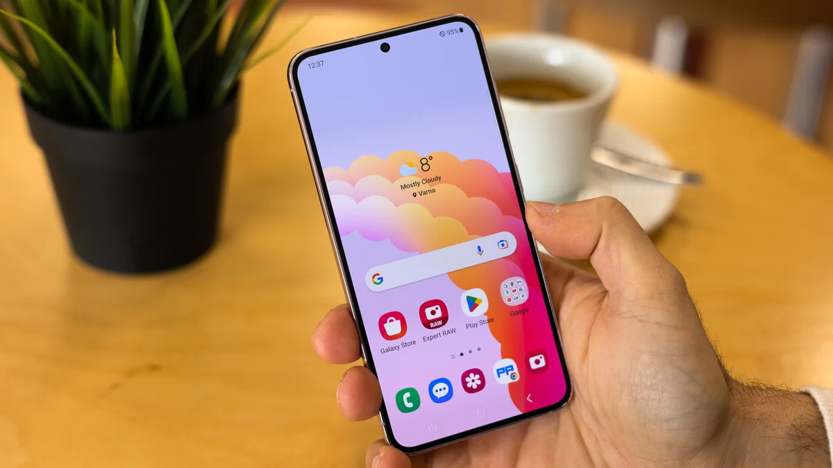 Опасный апдейт: обновление One UI 8.5 ломает экраны смартфонов Samsung картинка Не обновляйте Samsung Galaxy S23 до One UI 8.5 | DGL.RU