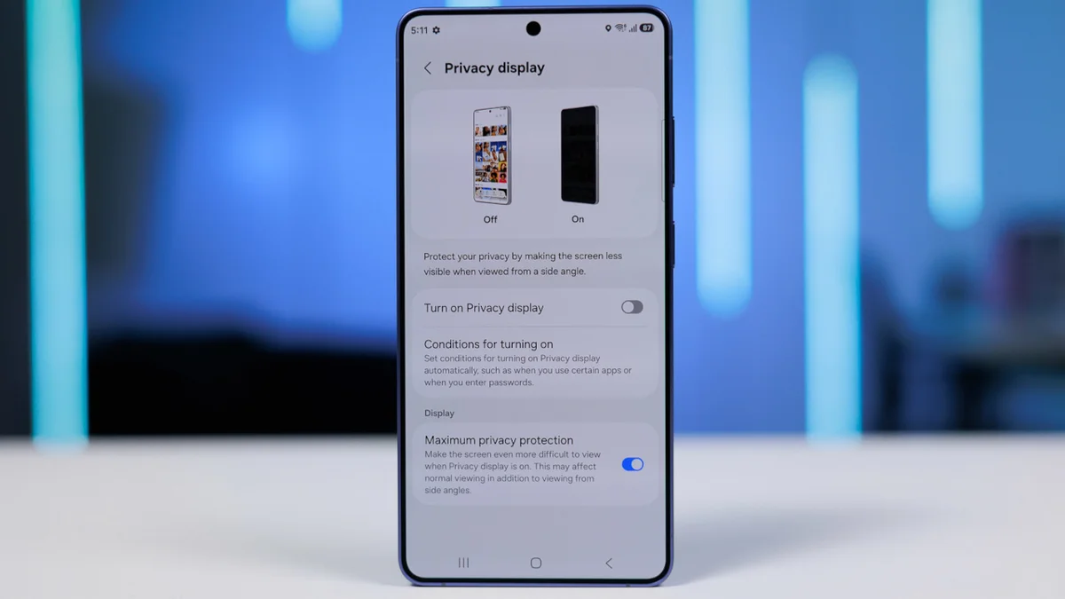 Паранойя как двигатель прогресса: Samsung скопировала жуткую рекламу Apple для продвижения Galaxy S26 Ultra