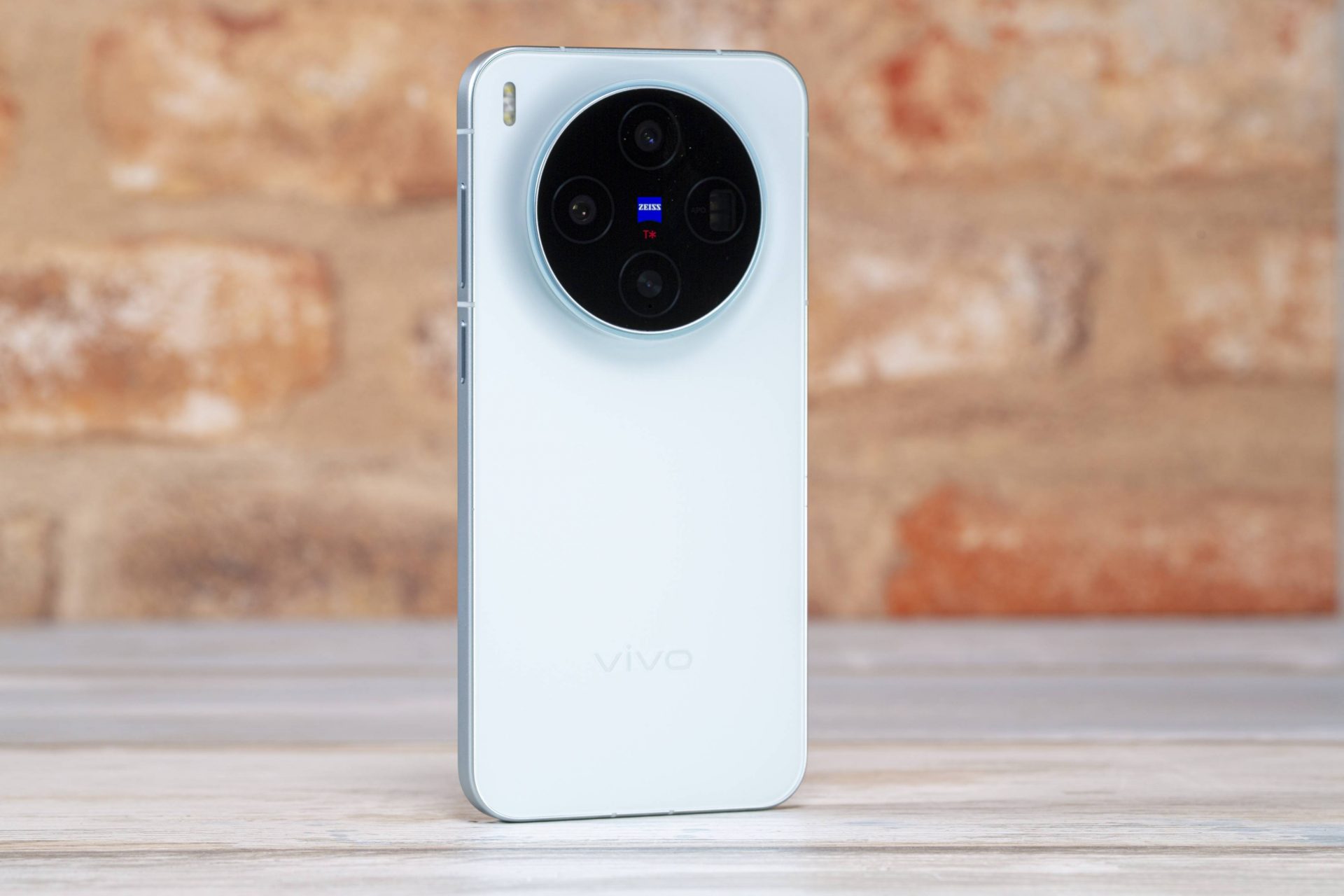 Первые утечки о vivo X500e: кремниевый монстр на 7500 мАч и перископ от флагмана картинка vivo X500e: стоит ли покупать новинку? | DGL.RU