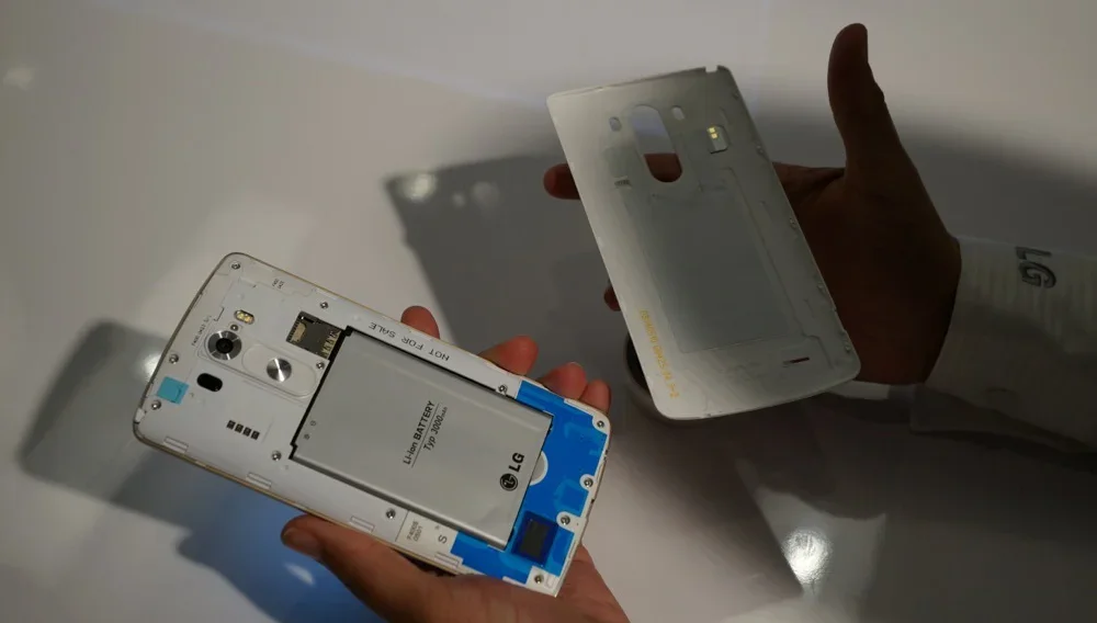 Главный кошмар Apple и Samsung: люди хотят менять аккумуляторы сами картинка Главный кошмар Apple и Samsung: люди хотят менять аккумуляторы сами