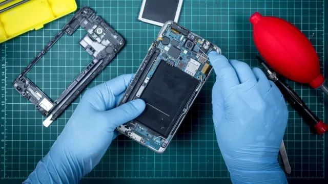 Главный кошмар Apple и Samsung: люди хотят менять аккумуляторы сами Главный кошмар Apple и Samsung: люди хотят менять аккумуляторы сами