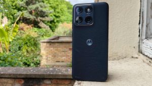 Обзор Motorola Edge 70 Fusion — iPhone 17e и Samsung Galaxy A57 ему уступают