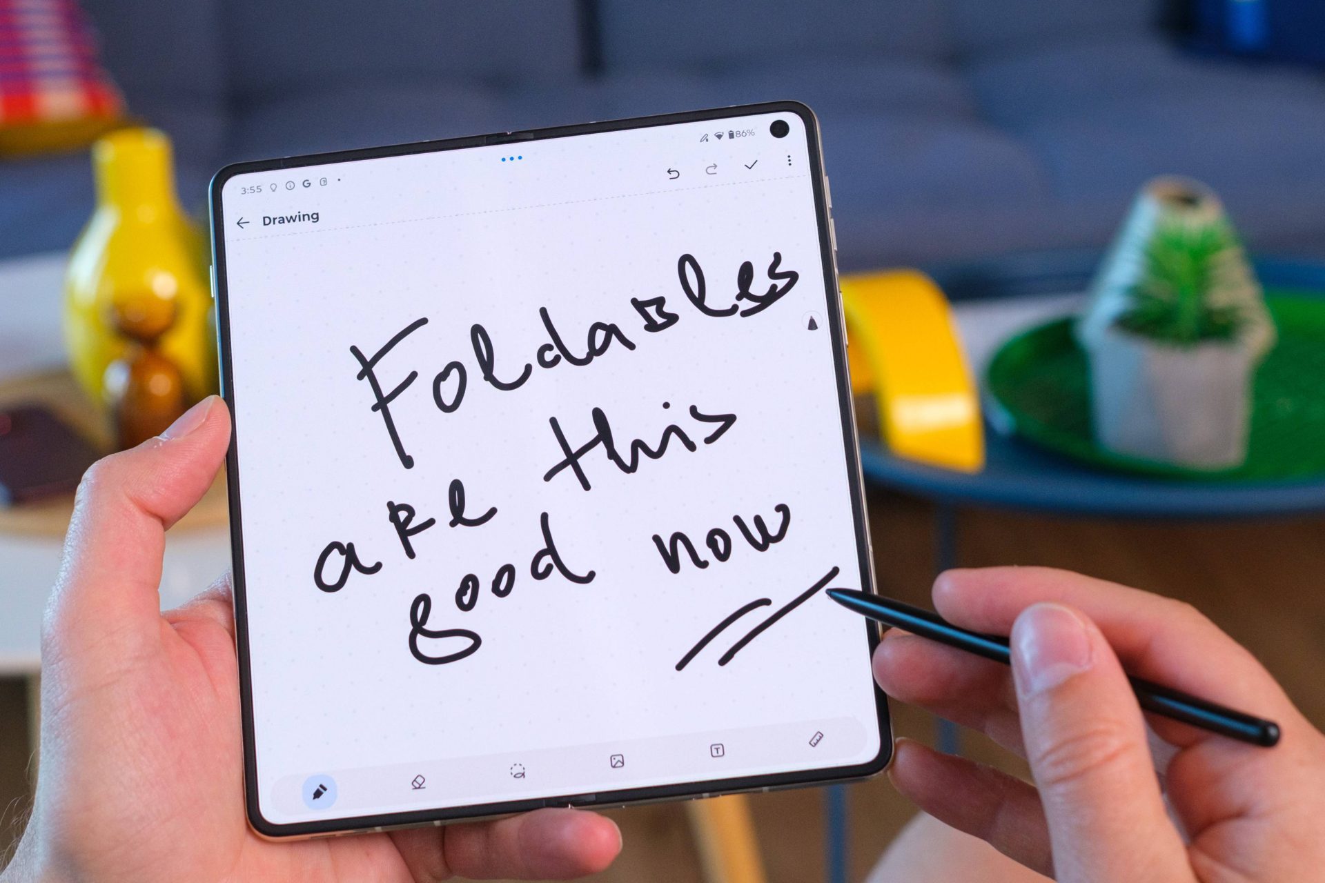 Убийца Galaxy Z Fold: Motorola выпускает свой первый большой складной смартфон Razr Fold картинка Смартфон Motorola Razr Fold: стоит ли брать? | DGL.RU